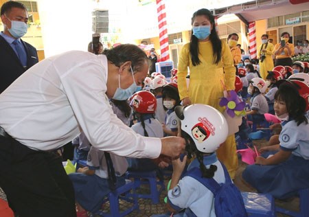 Phó Thủ tướng dự khai giảng năm học mới và phát động 'Tháng cao điểm ATGT cho học sinh đến trường' - ảnh 2